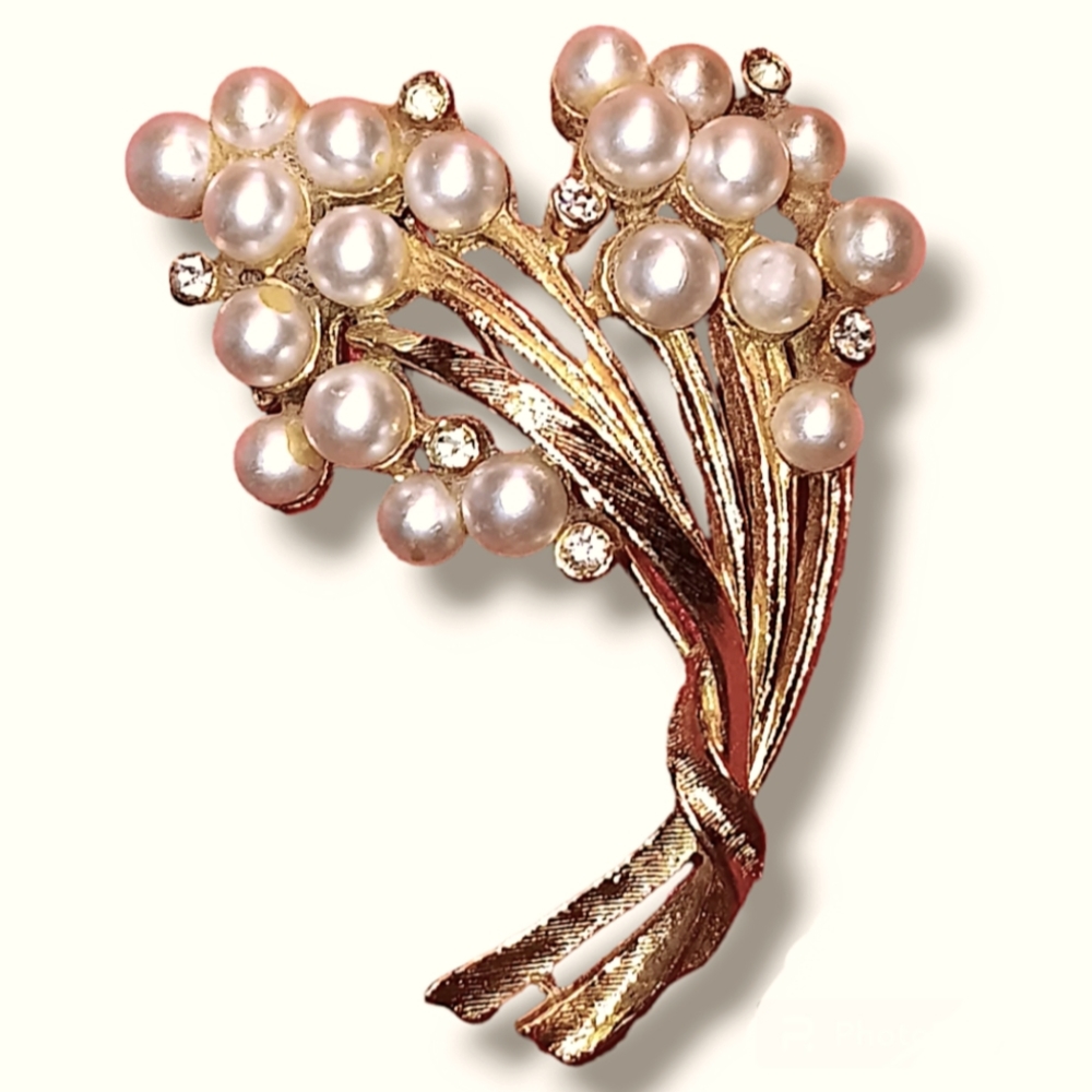 Vintage ART signed gold toned brooch by Mode-Art faux pearls & rhinestones rare